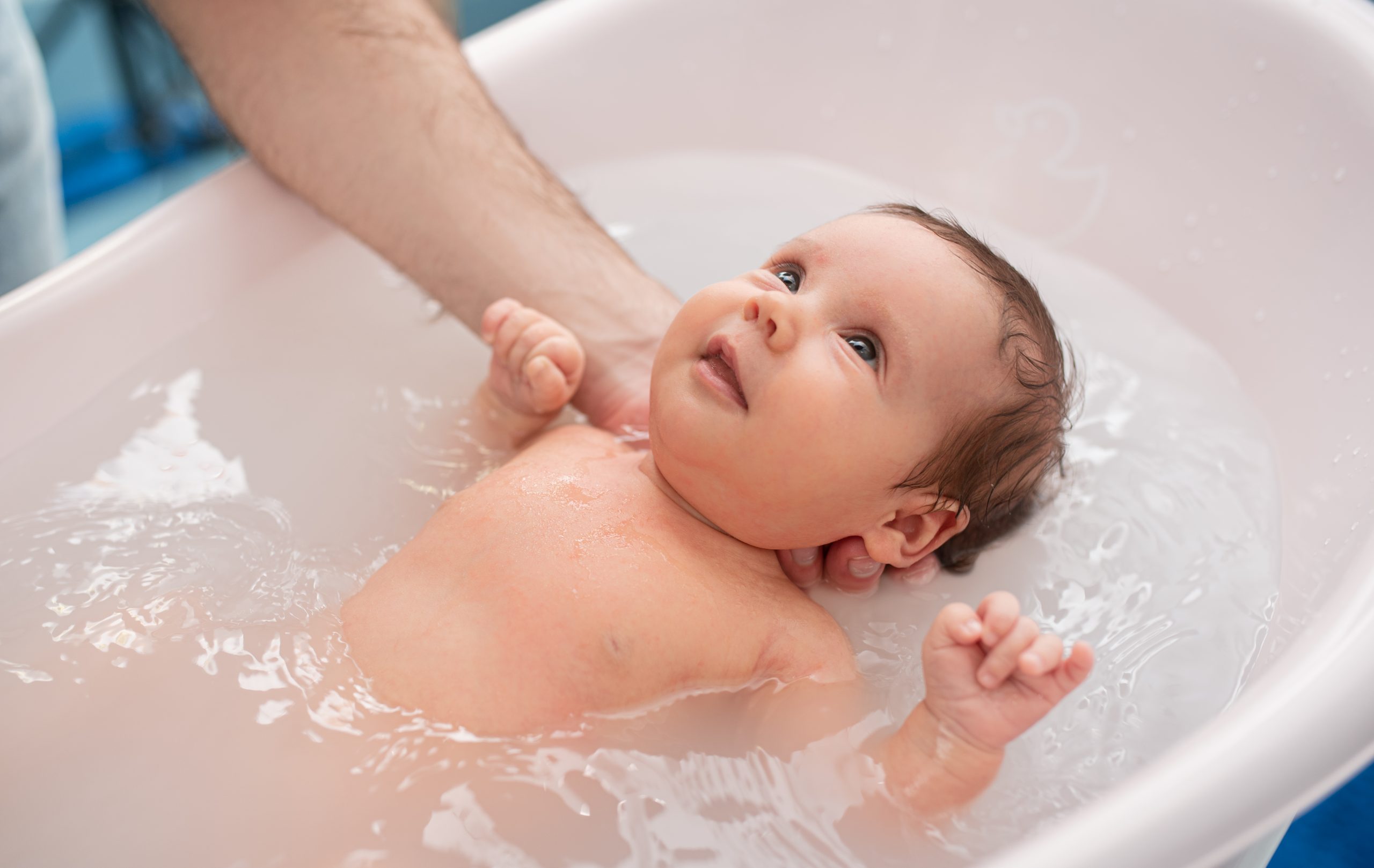 ¿Cómo bañar a mi bebé recién nacido?