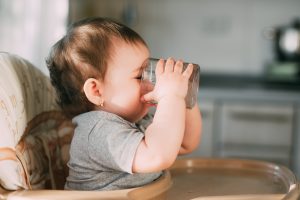 ¿Cuándo, cómo, y qué cantidad de agua necesitan tomar los bebés?