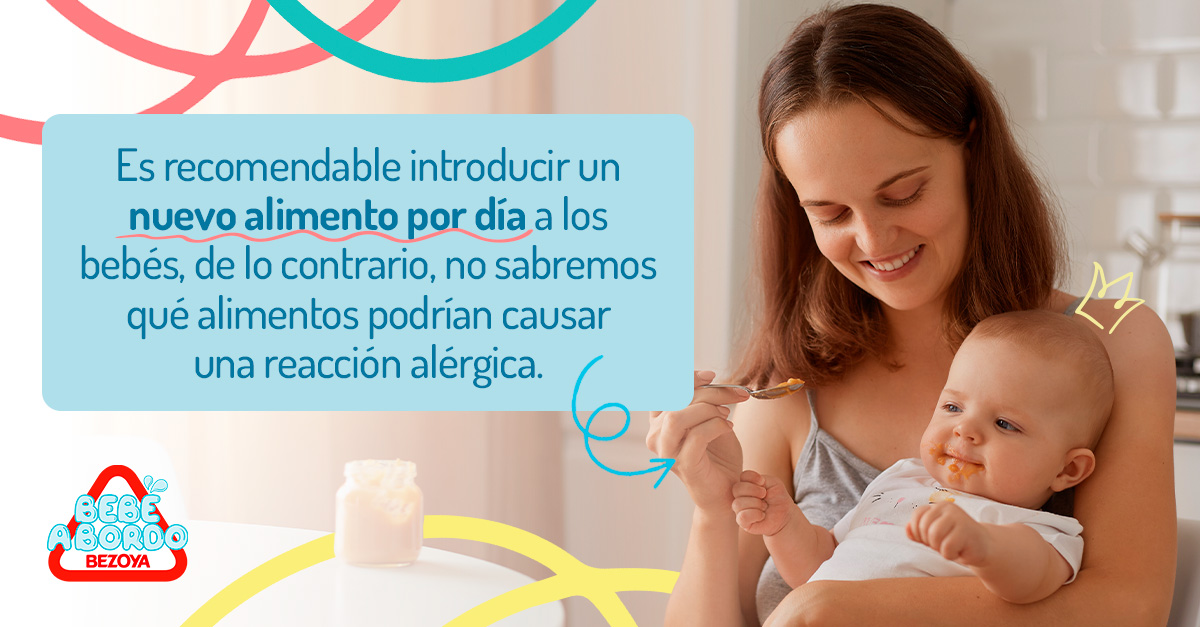 Es recomendable introducir un alimento al día a los bebés, si no no sabremos qué alimentos han provocado una reacción alérgica. 