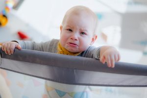 Bebé llorando descontrolado y cómo solucionarlo