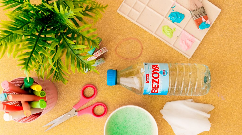 Materiales para crear pomperos de burbujas caseros reciclando botellas en casa con tus hijos este verano