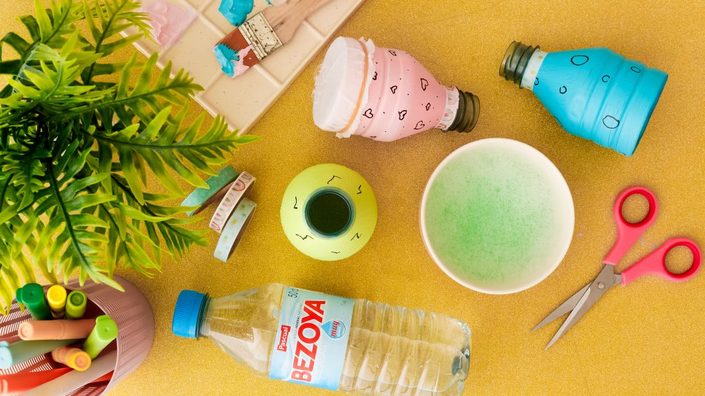 Crea pomperos caseros reciclando botellas en casa con tus hijos este verano