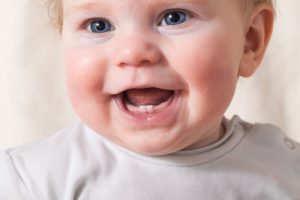 Consejos para la salida de los dientes de leche en los bebés o niños pequeños de la mano de expertos