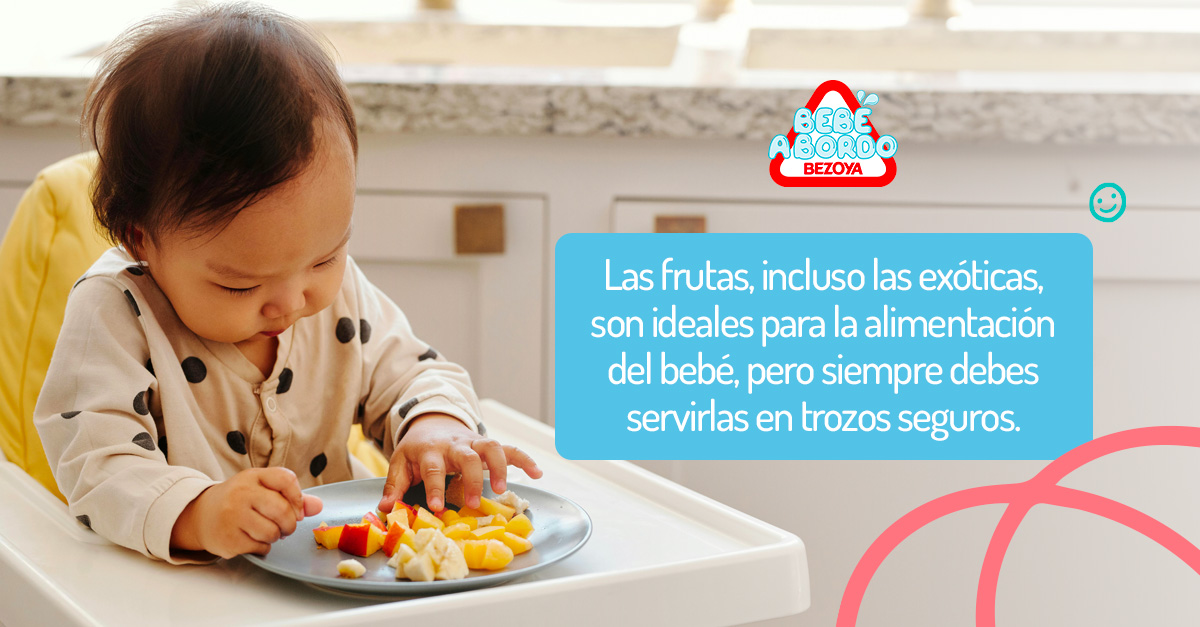 Las frutas, incluso las exóticas, son ideales para la alimentación del bebé, pero siempre debes presentarlas en trozos seguros.