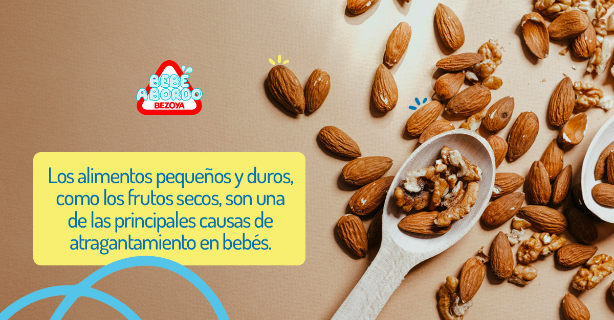 Los alimentos pequeños y duros, como los frutos secos, son una de las principales causas de atragantamiento en bebés.