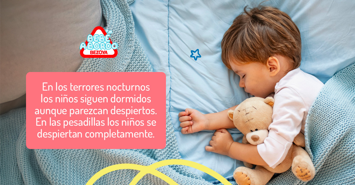 En los terrores nocturnos los niños siguen dormidos aunque parezcan despiertos, en las pesadillas los niños se despiertan completamente.